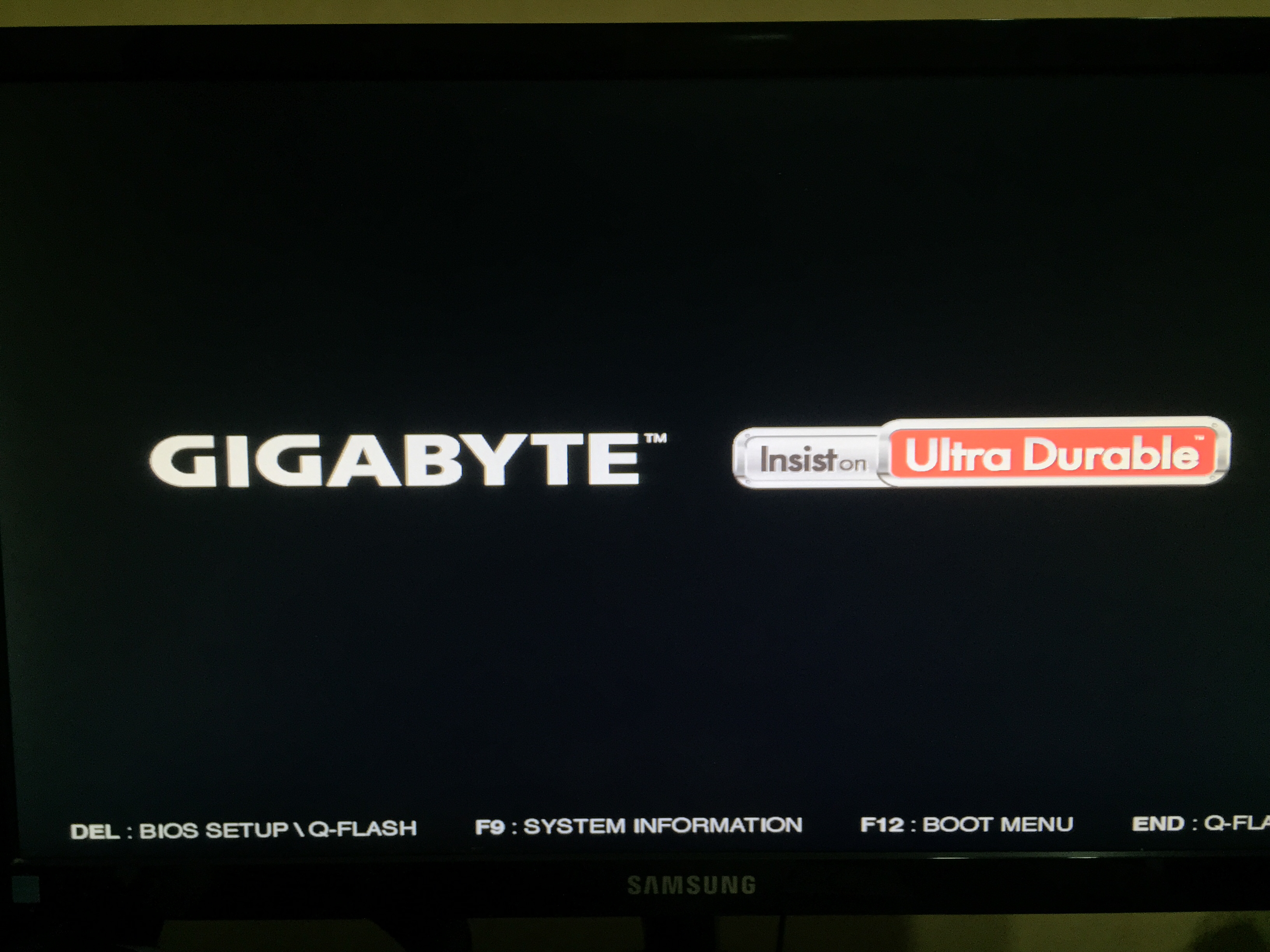 Gigabyte черный экран. Заставка Gigabyte при включении. Gigabyte загрузочный экран. Загрузочный экран материнки Gigabyte. Gigabyte Ultra durable экран BIOS экран.