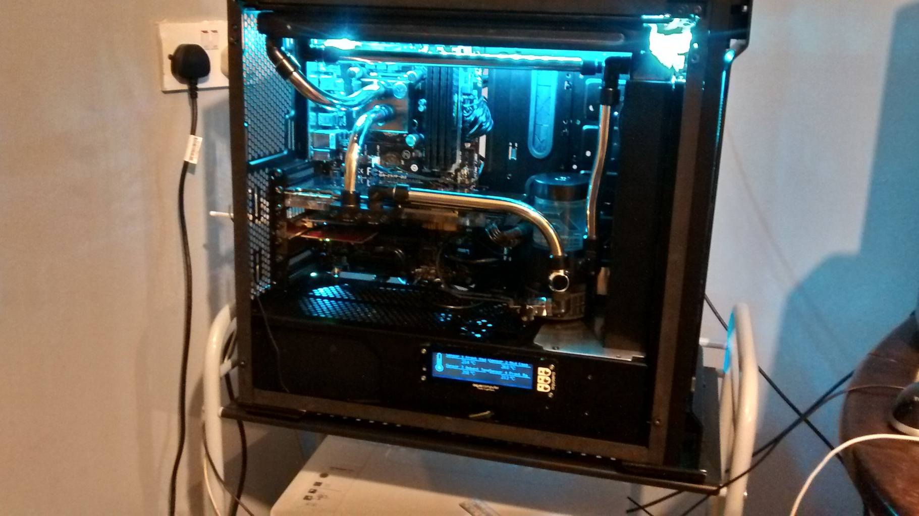 Phanteks m25. Phanteks вертикальный 1030. Phanteks Enthoo Evolv MATX Watercooled. Evolve Phanteks Watercool. Phanteks Evolv Modding Project.