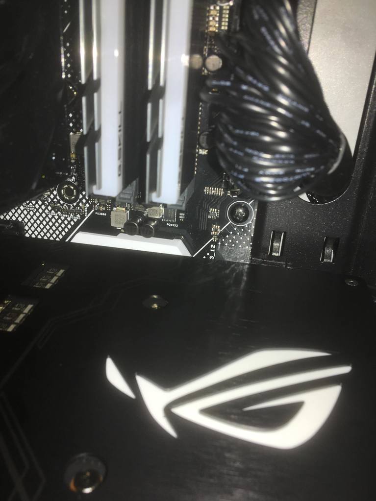 GPU can't be inserted, sata blocking it Troubleshooting Linus Tech Tips