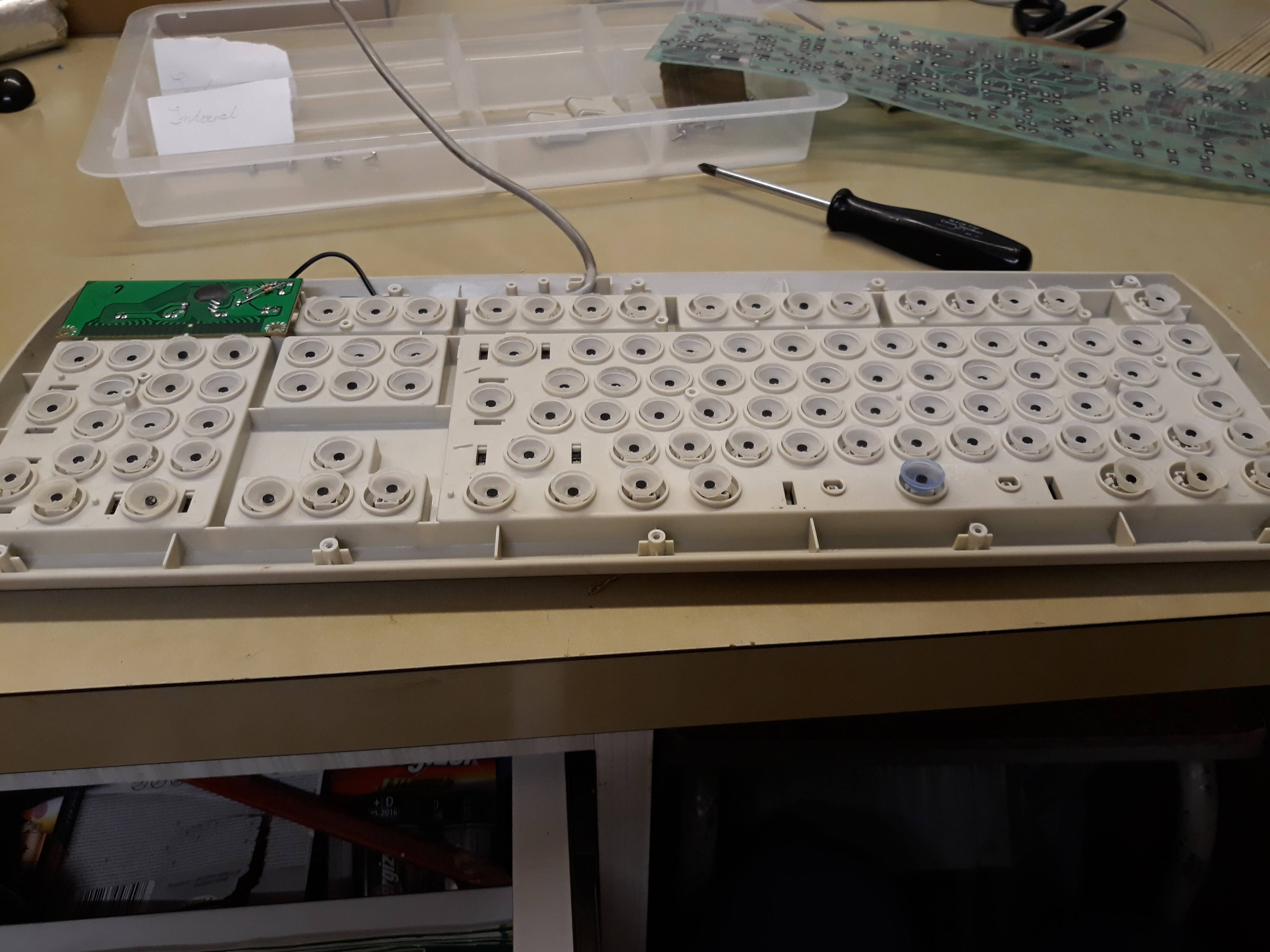 Tilbagekaldelse Færøerne Eddike Turning a ps2 keyboard from 2002 into a usb keyboard with built in storage.  Possible? - Hobby Electronics - Linus Tech Tips