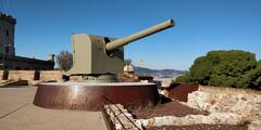 an old anti-aircraft cannon from World War II that's here on top of castle Montjuïc.