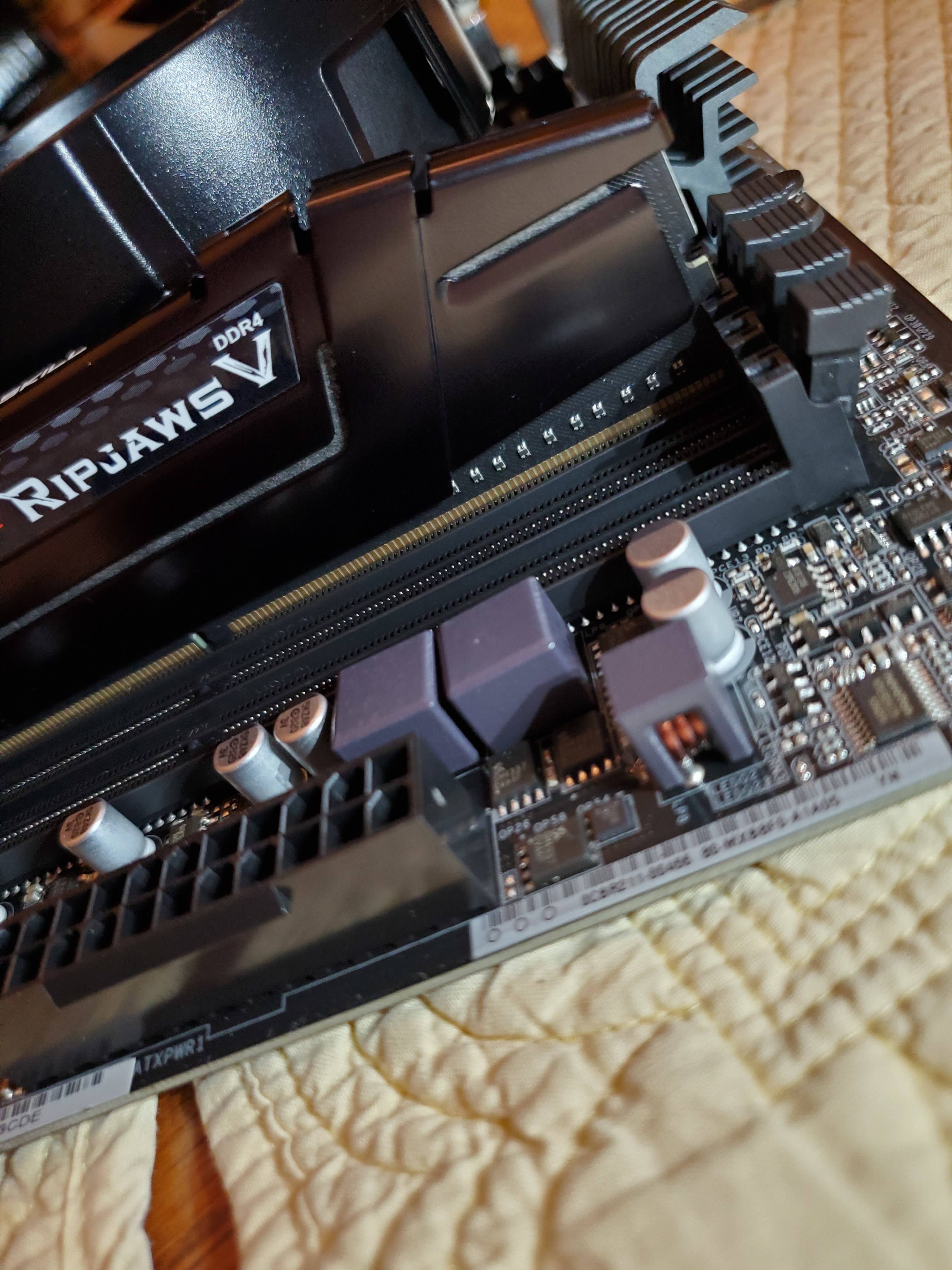 Rasende Diktatur Syd Help with ram slots ASRock B450M Pro4 - CPUs, Motherboards, and Memory -  Linus Tech Tips