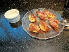 Grilled ham-coated potatoes with special sauce is what I had for dinner today.
