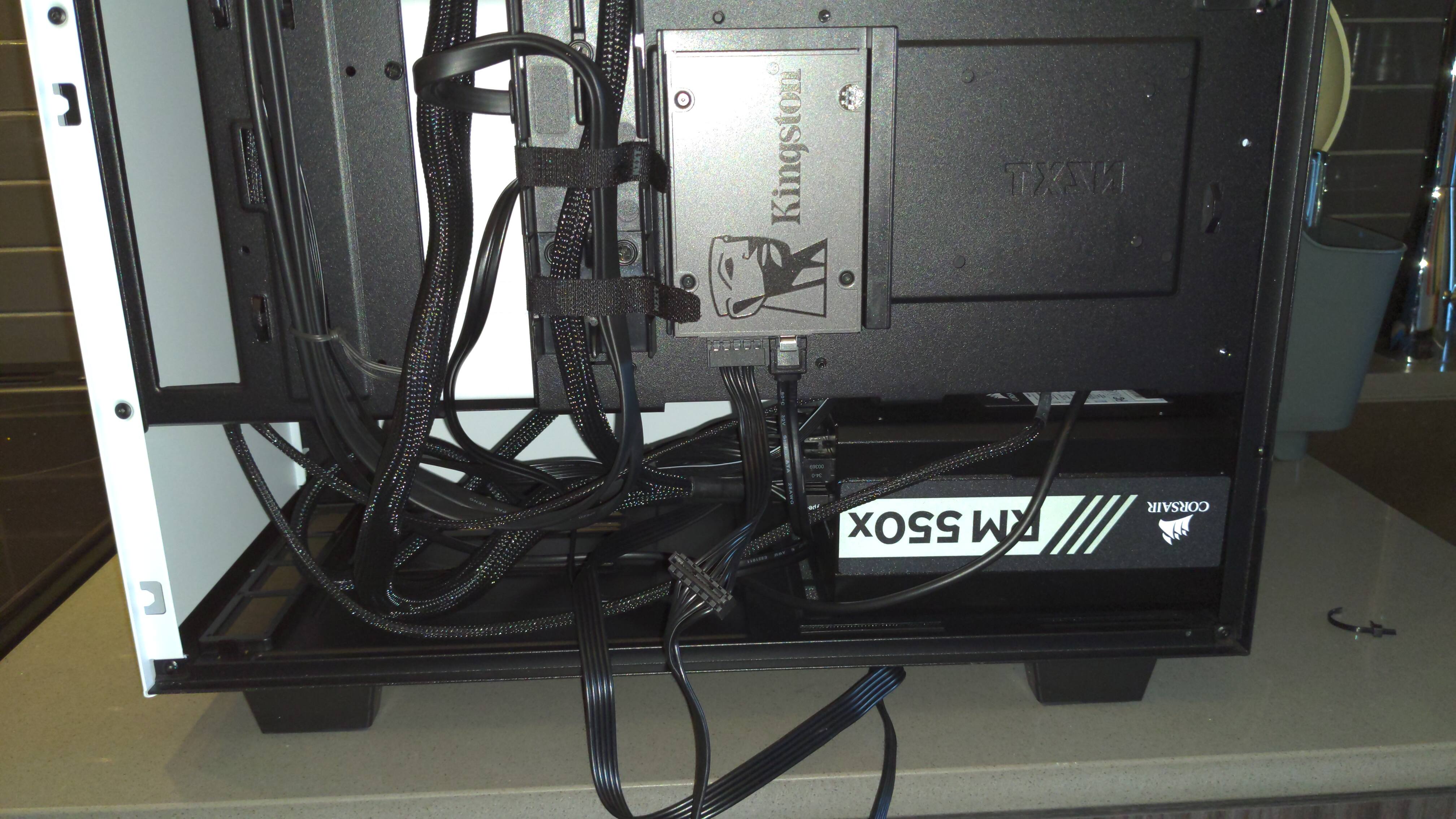 kandidatskole Stå op i stedet Desperat Straight sata cable for ssd at back of case? - Power Supplies - Linus Tech  Tips