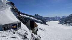 This picture has been taken on the Jungfrau plateau. The Aletsch glacier is to the right.