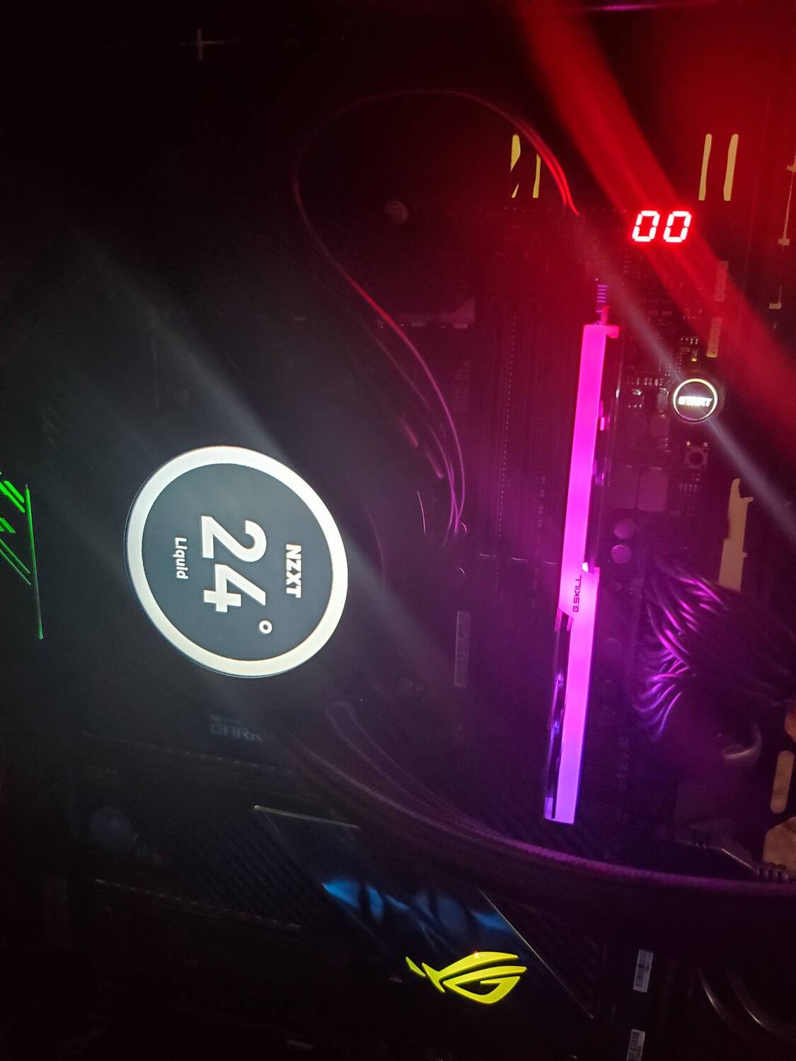 Asus ROG STRIX B550-A red LED lighting up - Troubleshooting - Linus Tech  Tips