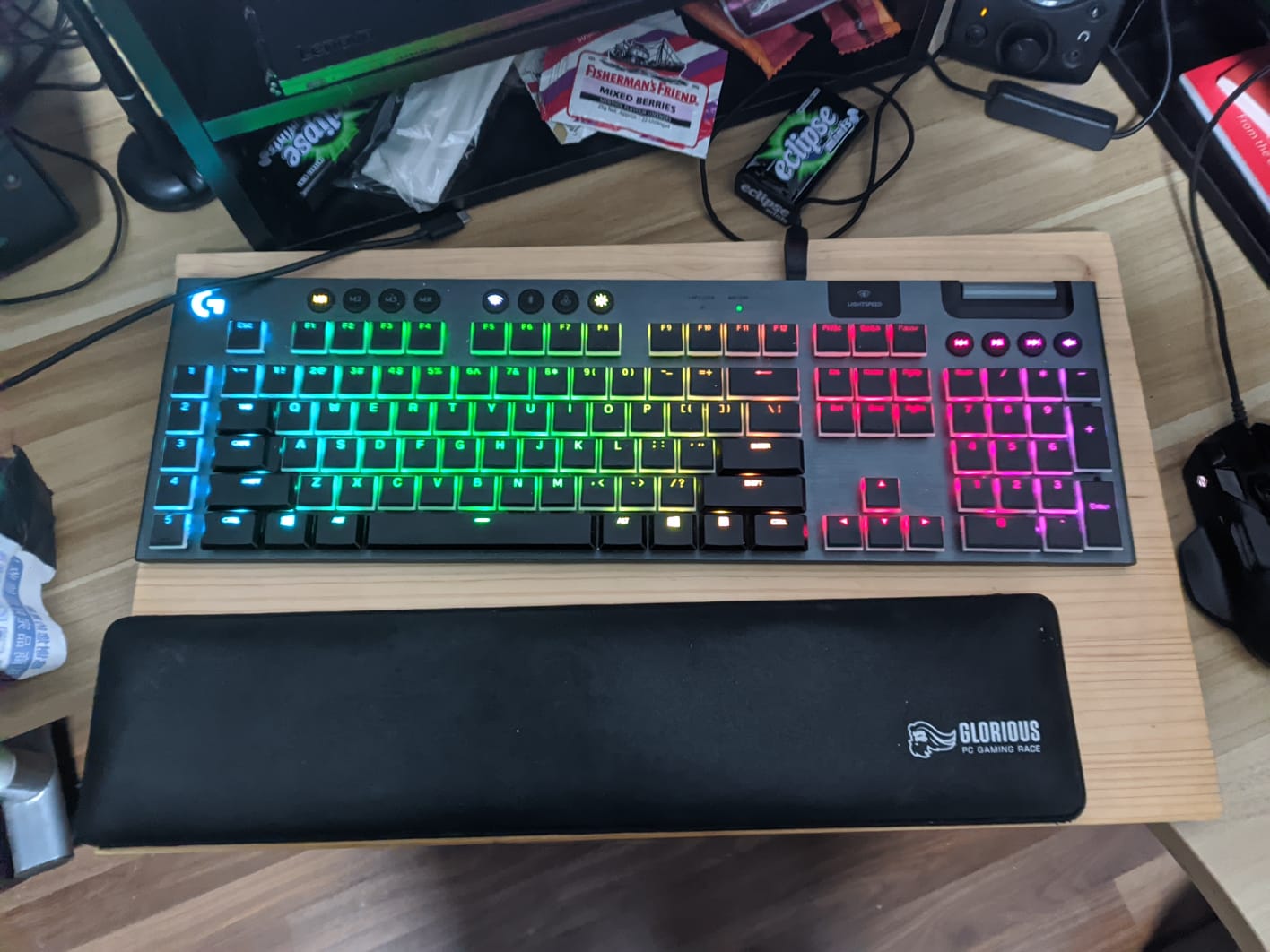 Porto væske Brig Quick how to I wrote to get fully backlit secondary key symbols for the  Logitech G-815 and G-915. - Peripherals - Linus Tech Tips