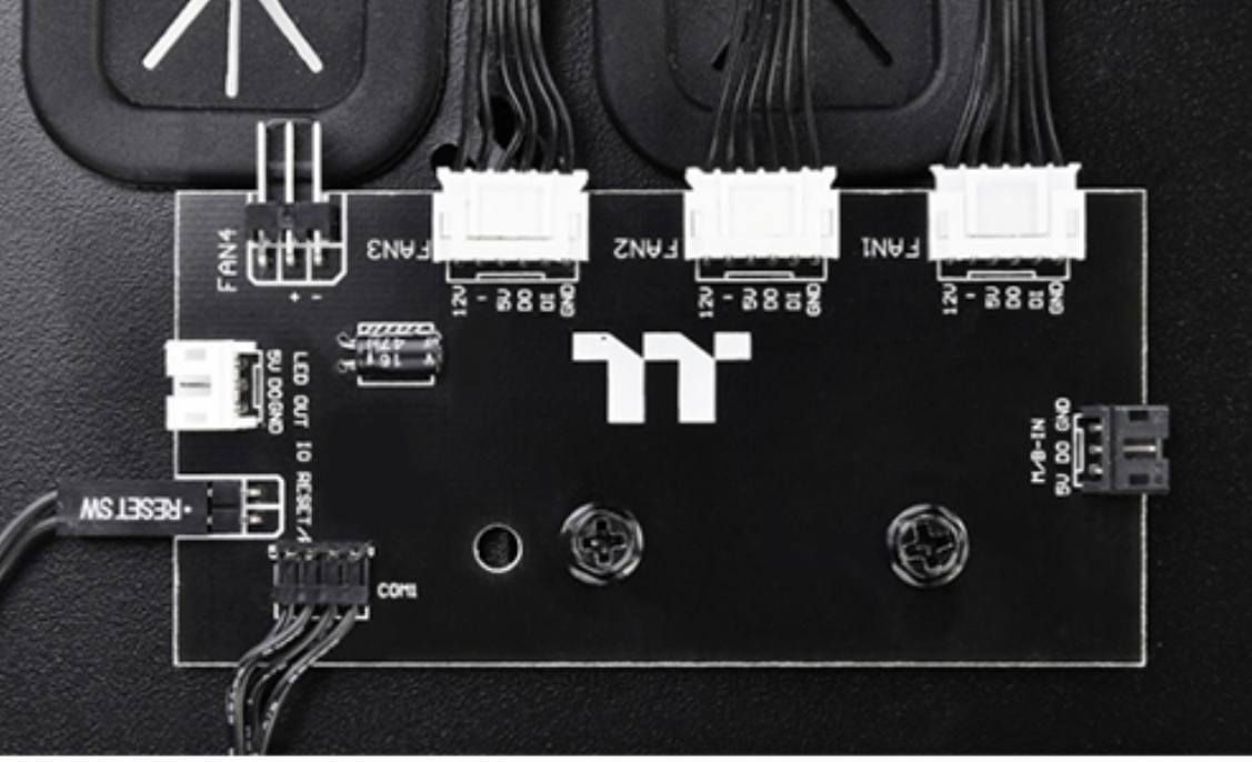 Встроенным контроллером. Контроллер подсветки RGB Thermaltake. Контроллер подсветки 9pin ARGB 5v. Контроллер 3d 6pin. Built-in RGB Switch Board Thermaltake.