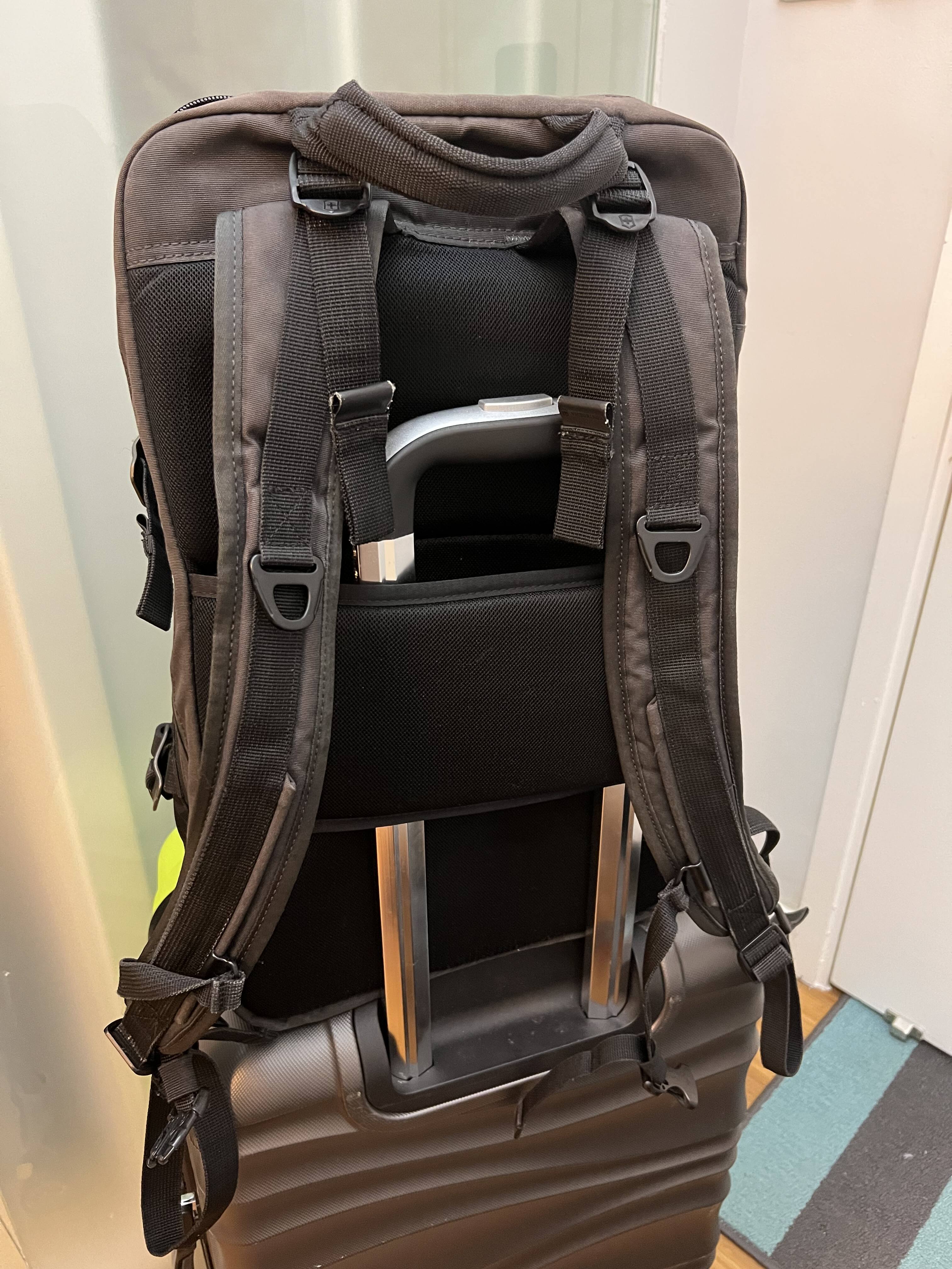 LTT Backpack under seat on Delta and JetBlue Domestic USA flights :  r/LinusTechTips